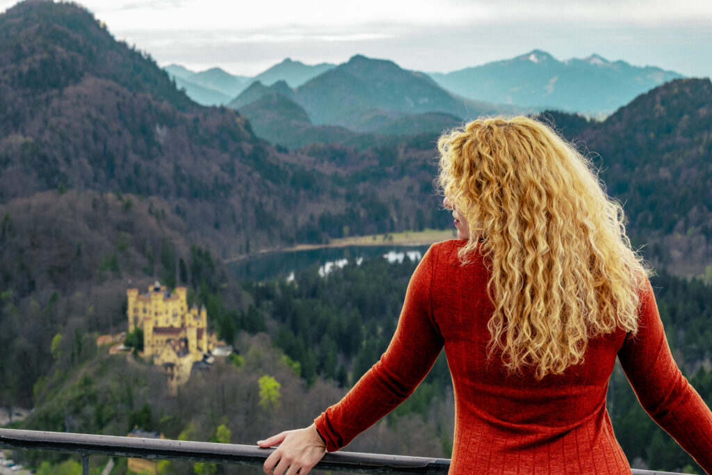 Imagen del castillo de Hohenschwangau, que puedes ver si sigues nuestra guía sobre cómo llegar al castillo de Neuschwanstein por tu cuenta
