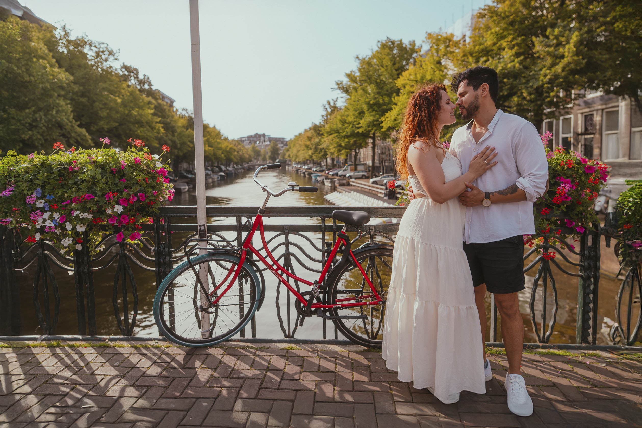 Vista de los canales de Ámsterdam con casas típicas y bicicletas